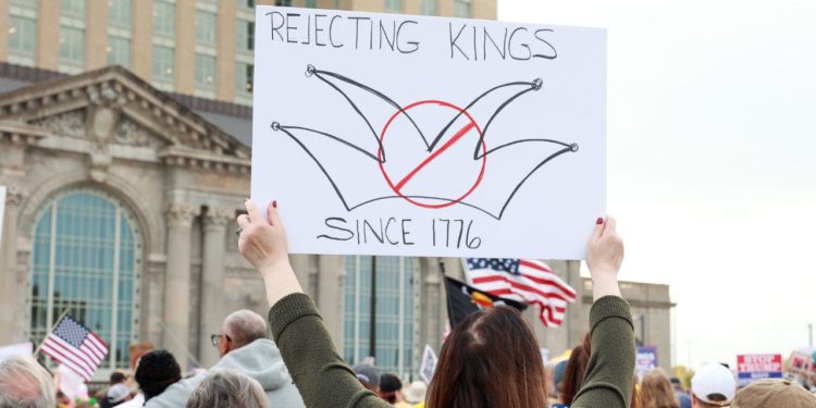 Trump negira da je ‘kralj’ usred prosvjeda za demokraciju ‘No Kings’ diljem zemlje