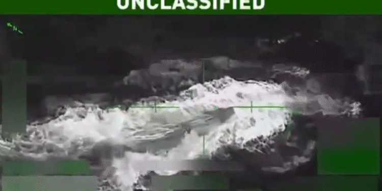 Trump objavio video kako američka mornarica uništava ‘vrlo veliku’ podmornicu (VIDEO) — RT World News