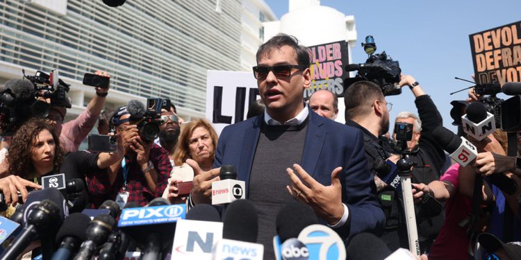 Trump potpisuje zamjenu oslobađajući bivšeg zastupnika Georgea Santosa iz zatvora