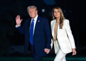 Trump prolijeva čaj na ono što su on i Melania radili prve noći u Bijeloj kući