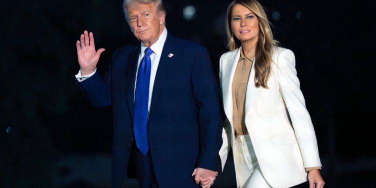 Trump prolijeva čaj na ono što su on i Melania radili prve noći u Bijeloj kući