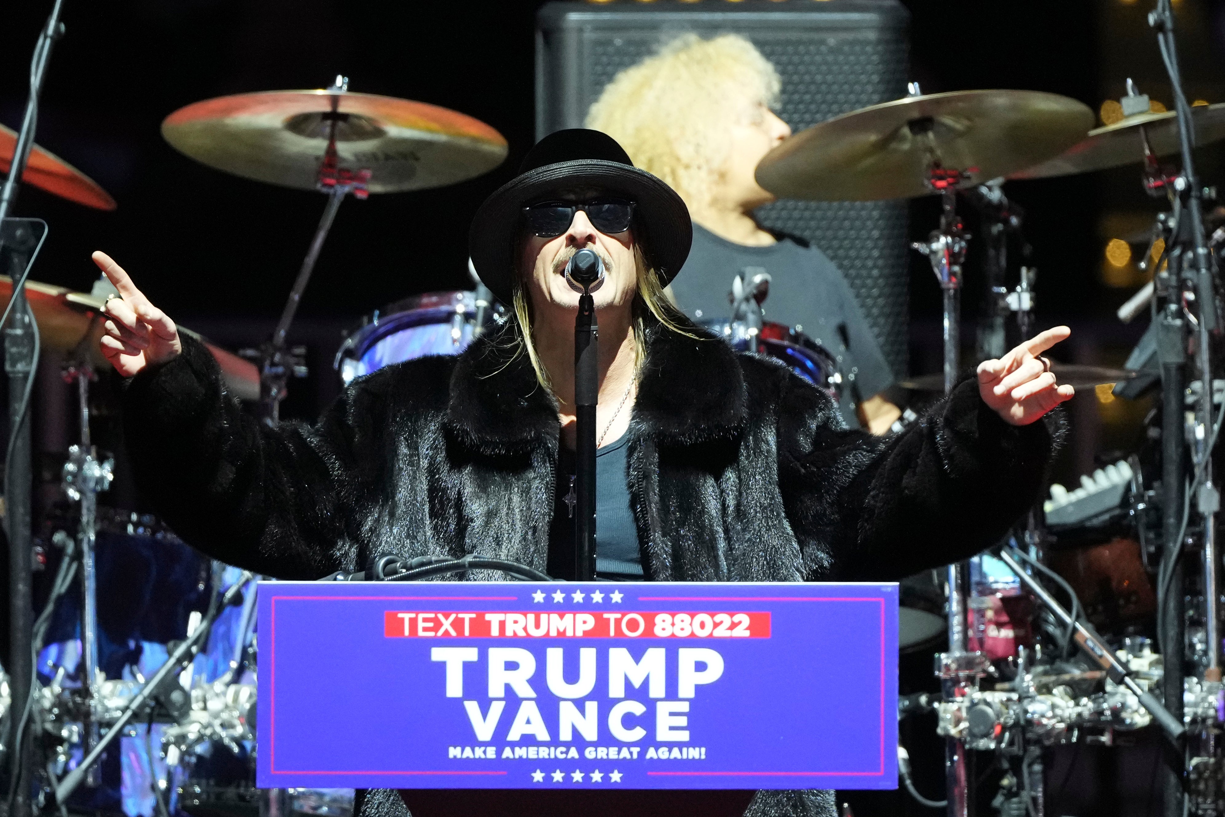 Lažni plakat koji je napravio internetske runde tvrdio je da će Kid Rock i Ted Nugent glumiti TPUSA -inu emisiju Super Bowl, uz 