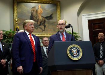 Trumpovo dugo prijeteće otpuštanja su započela, kaže Russell Vought