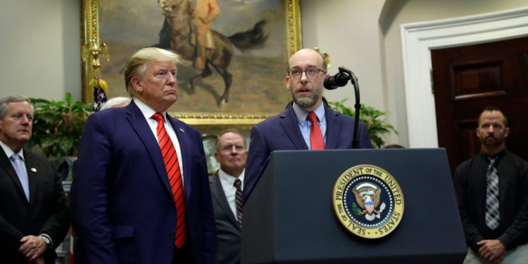 Trumpovo dugo prijeteće otpuštanja su započela, kaže Russell Vought