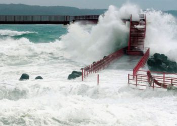 Typhoon Halong preslikao: Upozorenje o hitnim slučajevima za japanske otoke i prognoza jake kiše za Kaliforniju