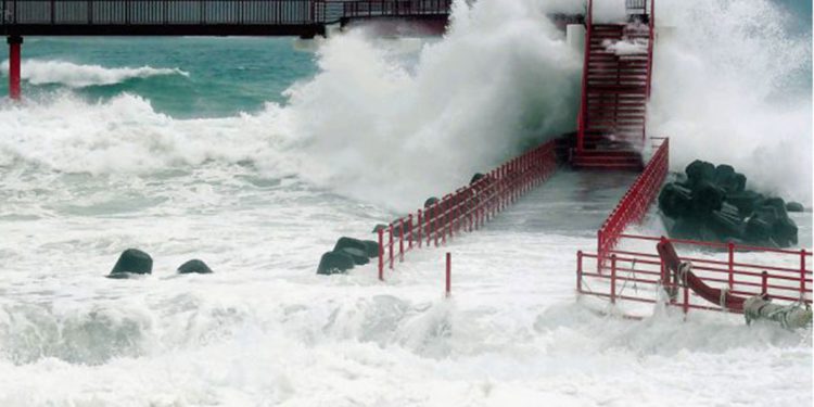 Typhoon Halong preslikao: Upozorenje o hitnim slučajevima za japanske otoke i prognoza jake kiše za Kaliforniju