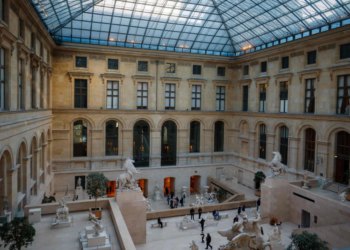 U Parizu upravo opljačkan Louvre, oglasila se i francuska ministrica kulture: pljaškaši su koristili skutere i motorne pile, a evo što su odnijeli