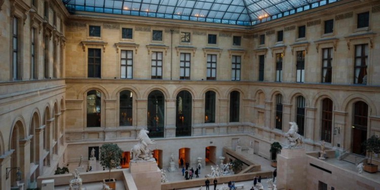 U Parizu upravo opljačkan Louvre, oglasila se i francuska ministrica kulture: pljaškaši su koristili skutere i motorne pile, a evo što su odnijeli