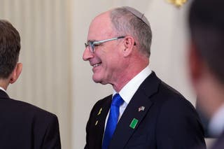 Izraelski veleposlanik u SAD -u Yechiel Leiter čeka prije zajedničke konferencije za novinare američkog predsjednika Donalda Trumpa i izraelskog premijera Benjamina Netanyahua u državnoj blagovaonici u Bijeloj kući