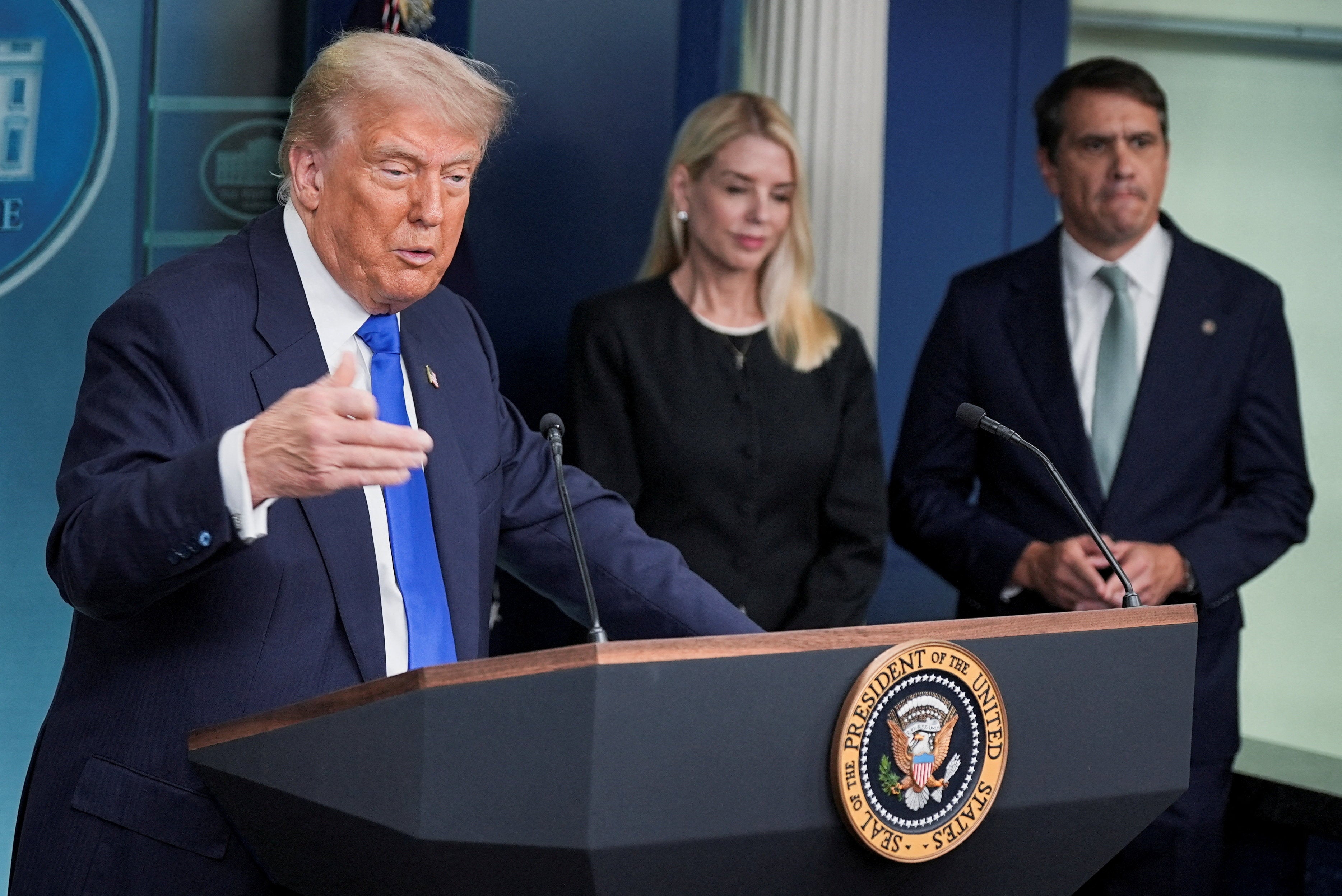 Pam Bondi i njezin vrhunski zamjenik Todd Blanche najbolji su lojalisti Donalda Trumpa na DOJ -u, gdje je progon predsjednika nakon 6. siječnja postao njegov izgovor za usmjeravanje kampanje odmazde