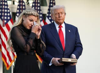 Udovica Charlieja Kirka, Erika Kirk, prihvaća predsjedničku medalju slobode svog pokojnog supruga od predsjednika Donalda Trumpa