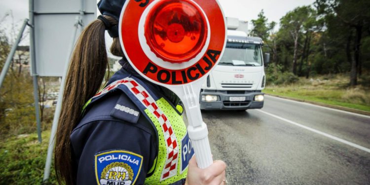 U Unešiću pijan i bez dozvole vozio moped, sud mu ‘odrezao’ 2.000 eura kazne