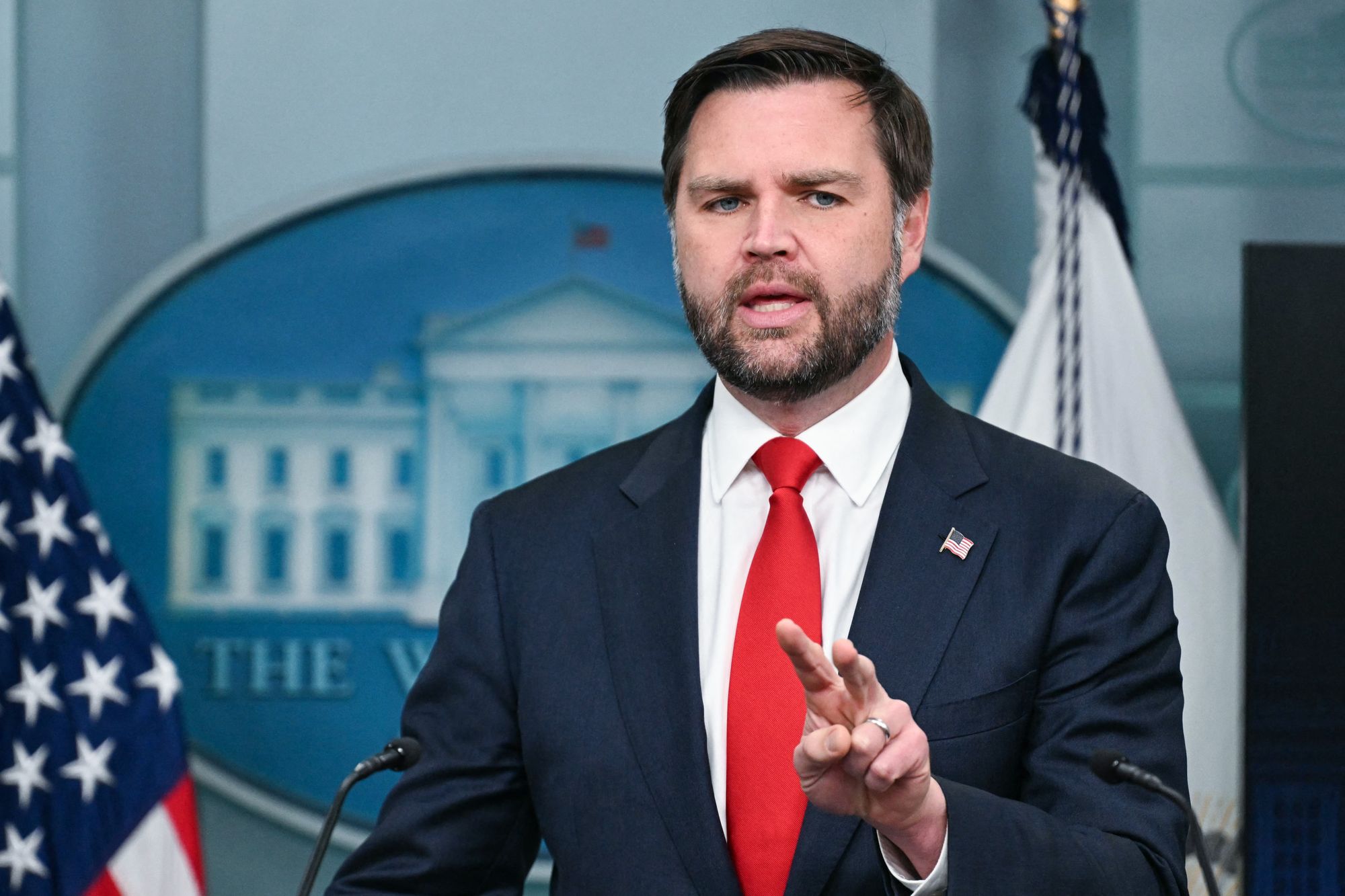 JD Vance predvodio je odgovor Bijele kuće na šokantne tekstualne poruke koje otkrivaju pronacistička uvjerenja koja su izrazili visoki čelnici Mladih republikanaca