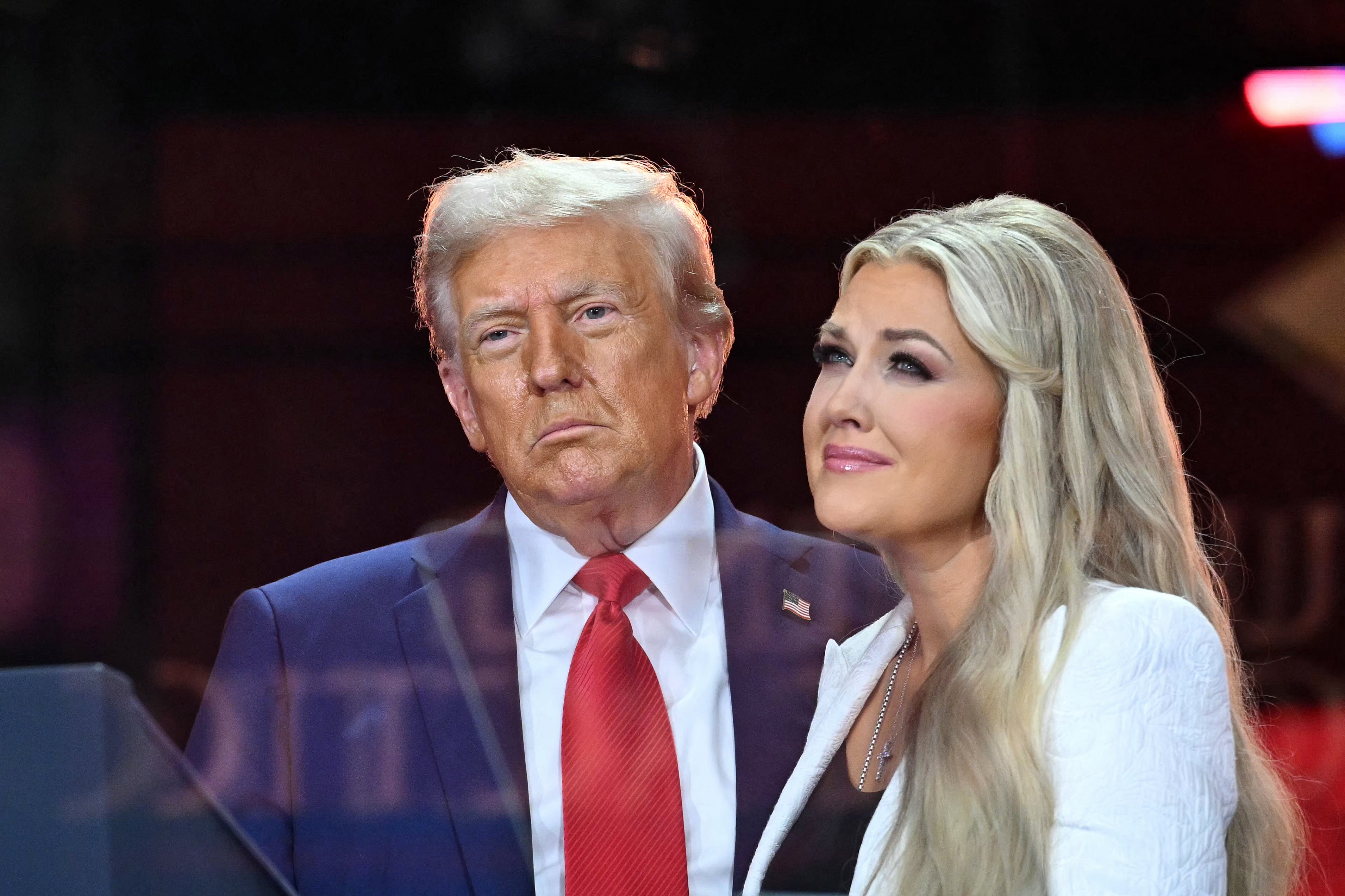 Američki predsjednik Donald Trump pozdravlja udovicu Erike Kirk, Charlie Kirk, za vrijeme javne spomen -obilježja na stadionu State Farm u Glendaleu u Arizoni, 21. rujna 2025.