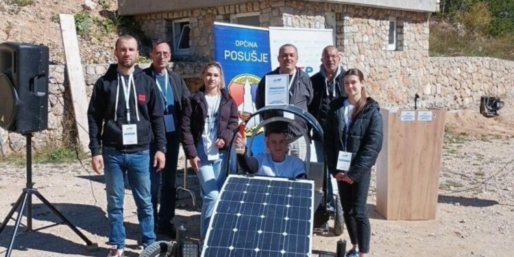 Učenici kninske strukovne škole osvojili zlato na utrci solarnih automobila; natjecali se u dvije kategorije