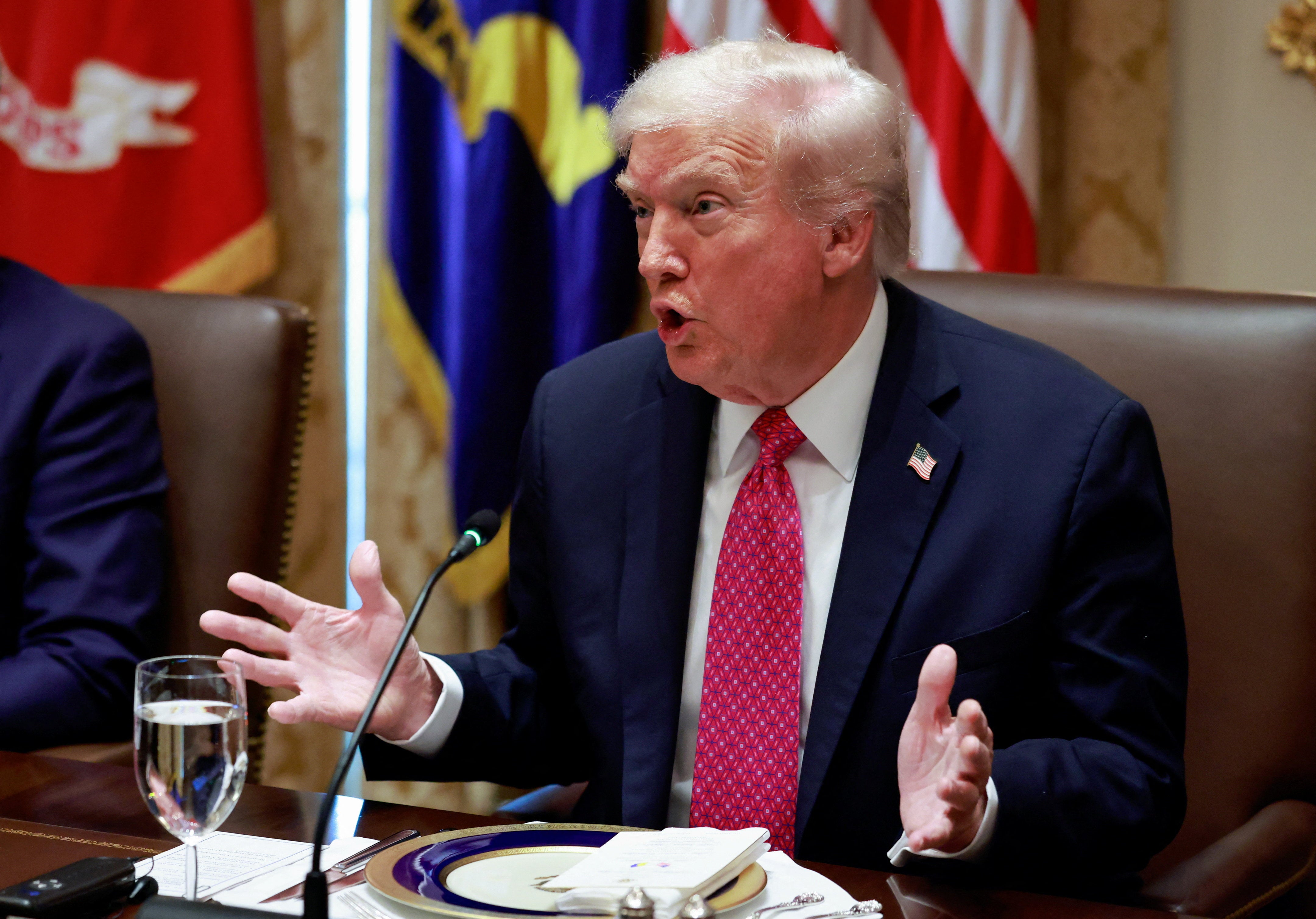 Nakon što je upotrijebio psovku, Trump je brzo završio konferenciju za novinare, a televizijske kuće su se ispričale gledateljima zbog predsjednikovog jezika