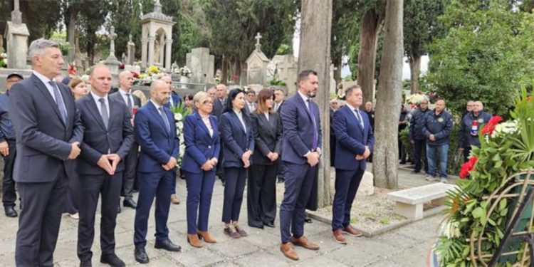 Uoči Dušnog dana i blagdana Svih svetih načelnik Pavličević položio vijenac i zapalio svijeću za sve poginule branitelje i civile u Domovinskom ratu