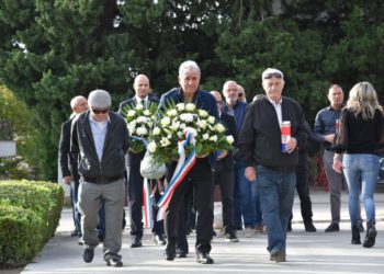 Uoči blagdana Svih svetih i Dušnog dana u Kaštelima položeni vijenci za sve hrvatske branitelje