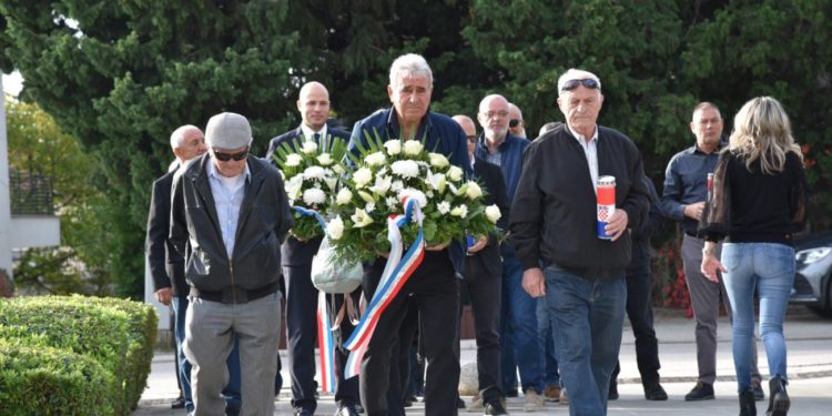Uoči blagdana Svih svetih i Dušnog dana u Kaštelima položeni vijenci za sve hrvatske branitelje