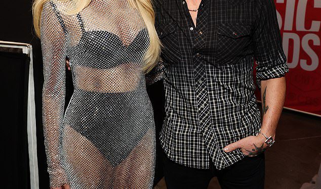 Upoznajte glamuroznu novopečenu seosku zvijezdu dajući Keithu Urban ‘rame da plače’ slijedeći njegov razdvajanje od Nicole Kidman