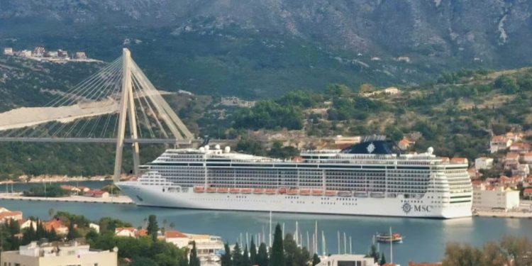 VIDEO Ovo je najduži brod koji je ikada uplovio u dalmatinski grad. Dug je 333,33 metra