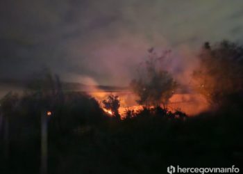VIDEO Požar u Donjoj Jasenici kod Mostara, jak vjetar otežava gašenje