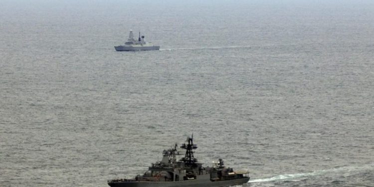 VIDEO Prvi put u povijesti NATO-ov razarač presreo ruski ratni brod u europskim vodama: ‘Ovo je povijesna operacija!‘