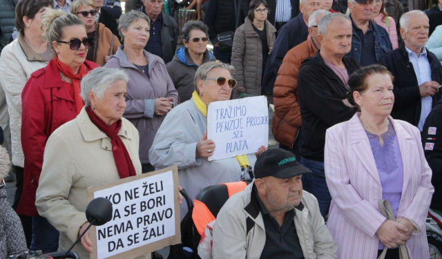 VIDEO Umirovljenici izašli na ulicu: ‘Tražimo 52 posto prosječne plaće u državi’