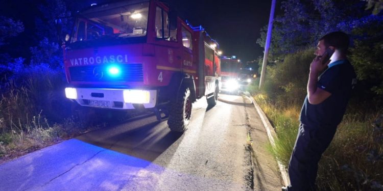 Vatrena noć na TTTS-u: Planulo teretno vozilo, interveniralo 12 vatrogasaca