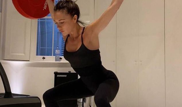 Victoria Beckham kaže da je vježbanje zdrav način da se bavi svojim poremećajem prehrane dok detaljno opisuje svoju discipliniranu rutinu vježbanja