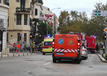 Više vatrogasnih intervencija u Splitu – prometna nesreća, požar kod Poljuda i tehnička pomoć u KBC-u