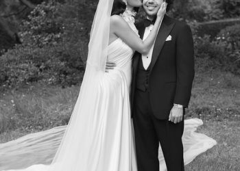 Vjenčanica Selene Gomez Slatko kima novom suprugu Bennyju Blancou dok intimno pogleda bračne bračne parcele