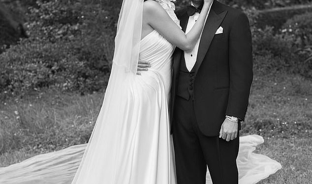 Vjenčanica Selene Gomez Slatko kima novom suprugu Bennyju Blancou dok intimno pogleda bračne bračne parcele