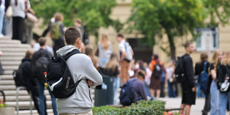 Vozača školskog busa pijanog priveli u petak, a danas opet vozi: ‘Smrdio je po alkoholu, flaše mu lete po vozilu’