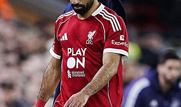 Vrijeme je da izbacimo Moa Salaha iz lige: Jamie Carragher govori Arneu Slotu da MORA napraviti brutalan poziv usred loše forme svojeglave zvijezde, dok Gary Neville otkriva ključni znak da bi heroj s Anfielda mogao biti u padu