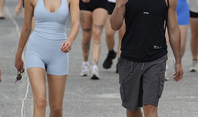 WAG Annalise Dalins šepuri se svojom figurom u uskoj odjeći dok odlazi na Bondi Beach sa zaručnikom zvijezde AFL-a Joshom Daicosom – samo nekoliko tjedana nakon što je hitno primljena u bolnicu na operaciju