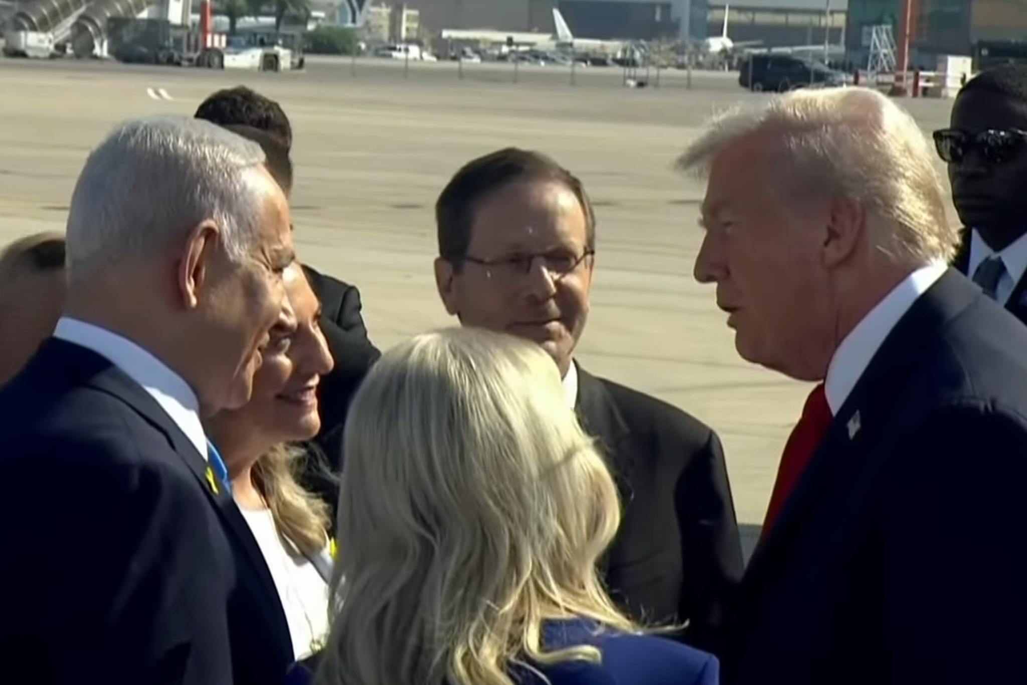 Trump se sastaje s Netanyahuom i Herzogom nakon što je izašao iz aviona