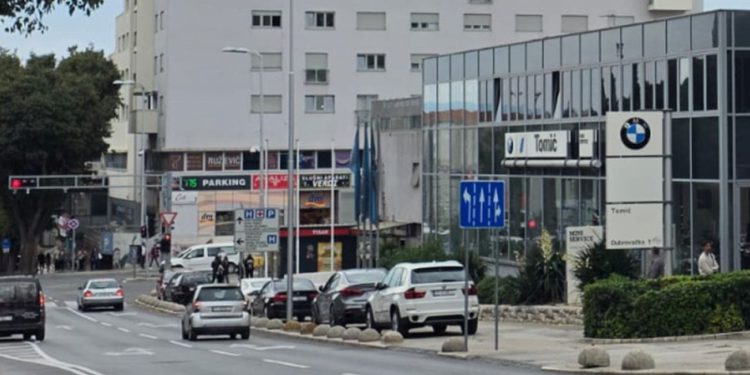 ZA DLAKU IZBJEGNUTA TRAGEDIJA Vozač romobila zamalo pregazio stariju ženu na pješačkom u Splitu: “Svi smo ostali šokirani”