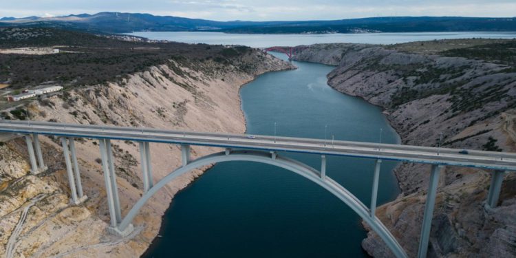 Za sav promet otvorena autocesta A1, državna cesta DC54 Maslenica-Zaton Obrovački i Paški most (DC106)