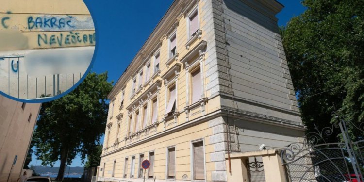Zadarska županija osudila uvredljivi grafit na zgradi Doma županije: “Očekujemo sankcije za počinitelje”