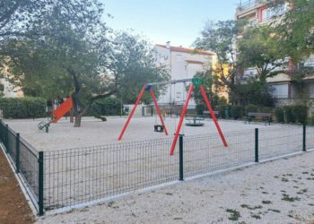 Zajednička inicijativa šibenskih gimnazijalaca i umirovljenika. Uređeno dječje igralište u Ulici Petra Preradovića