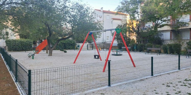 Zajednička inicijativa šibenskih gimnazijalaca i umirovljenika. Uređeno dječje igralište u Ulici Petra Preradovića