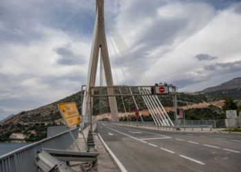 Zapuhala jaka bura: Ograničen promet preko mosta