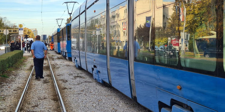 Zastoj u Vukovarskoj, stvorile se kolone tramvaja: Kaos je trajao skoro pola sata