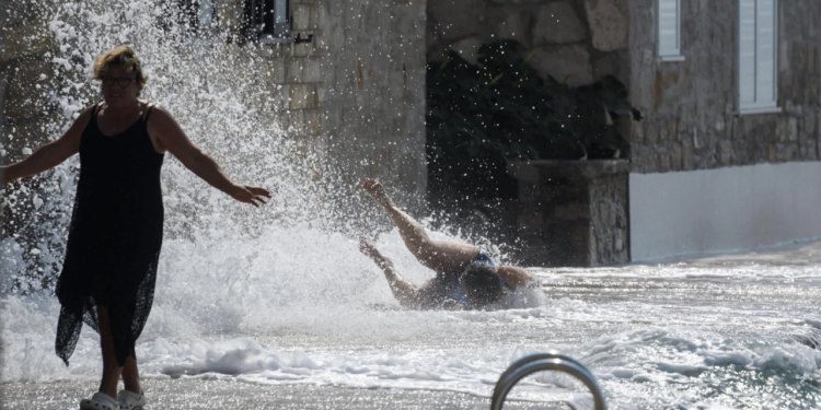 Zbog juga su često bili odsječeni od kopna. Evo kada će mještani Prvić Luke konačno imati redovite brodske linije