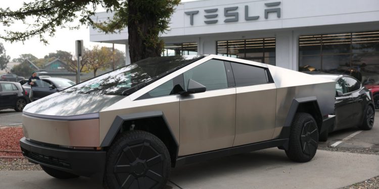 Žena uhvaćena na kameru koja razmazuje kuku na CyberTrucku s temama