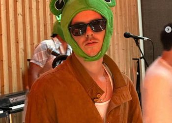 Značenje iza bizarnih žaba žaba Cruza Beckhama: Glazbenik koji pušta ostavlja trag uskršnjih jaja nadahnutih žabama na društvenim mrežama