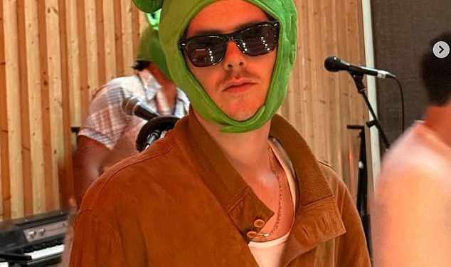 Značenje iza bizarnih žaba žaba Cruza Beckhama: Glazbenik koji pušta ostavlja trag uskršnjih jaja nadahnutih žabama na društvenim mrežama