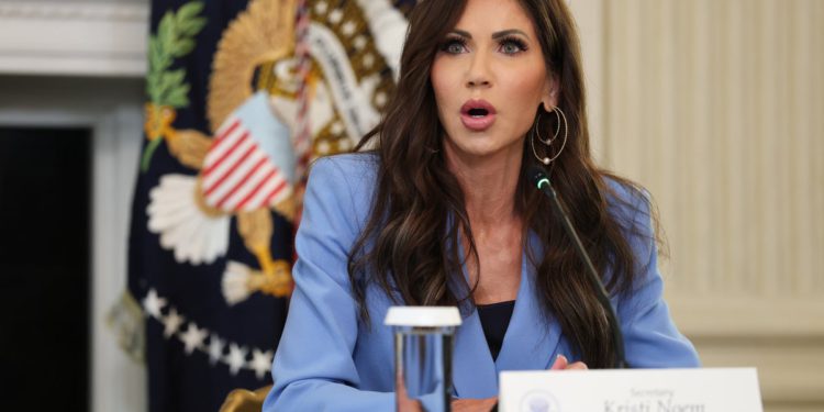 Zračne luke odbijaju emitirati videozapise Kristi Noema koji optužuju demokrate za gašenje vlade