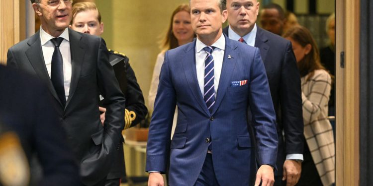 Zrakoplov Petea Hegsetha prinudno je sletio u Ujedinjeno Kraljevstvo